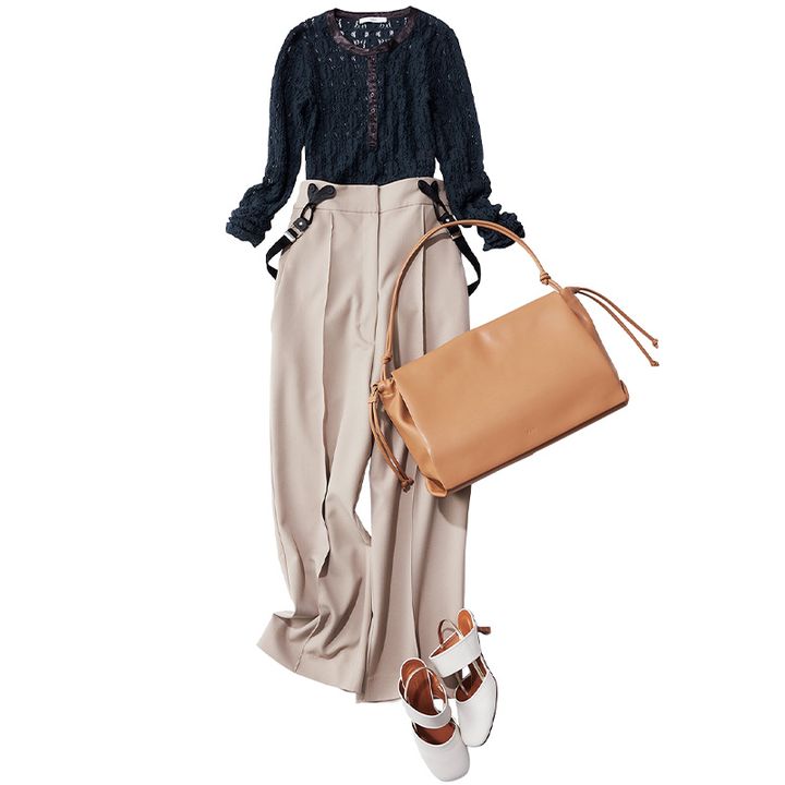 黒のレーストップスにベージュのサスペンダー付きパンツとキャメルのバッグと白のシューズを合わせたコーデ