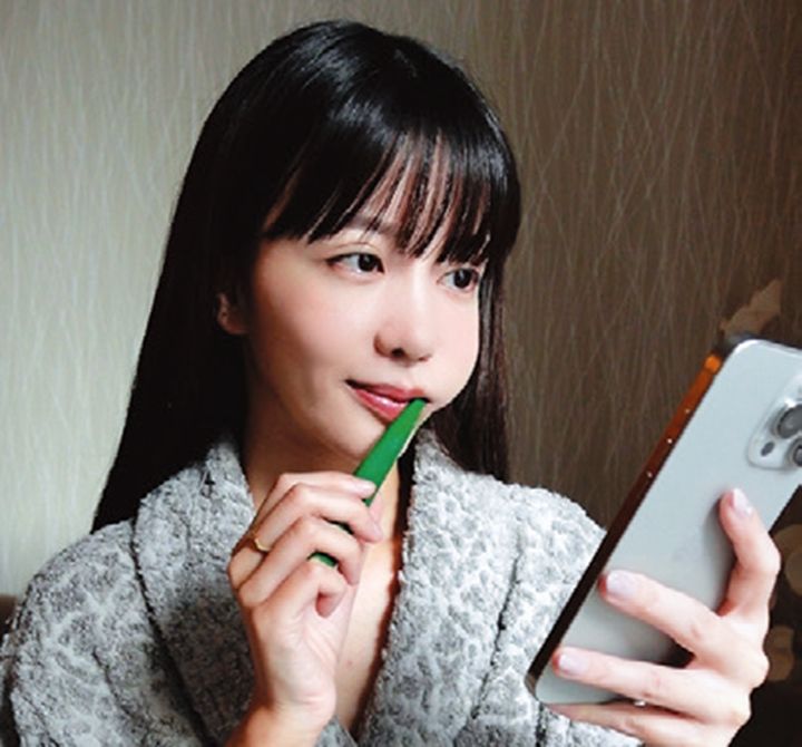 人気フレグランスシリーズからヴァイオレットカラーの新作が登場。