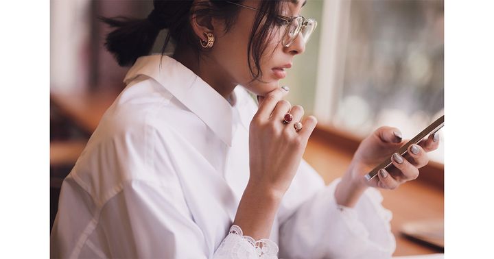 ヴァンクリーフ＆アーペルのペルレのピアスとリングをして携帯を触るママ