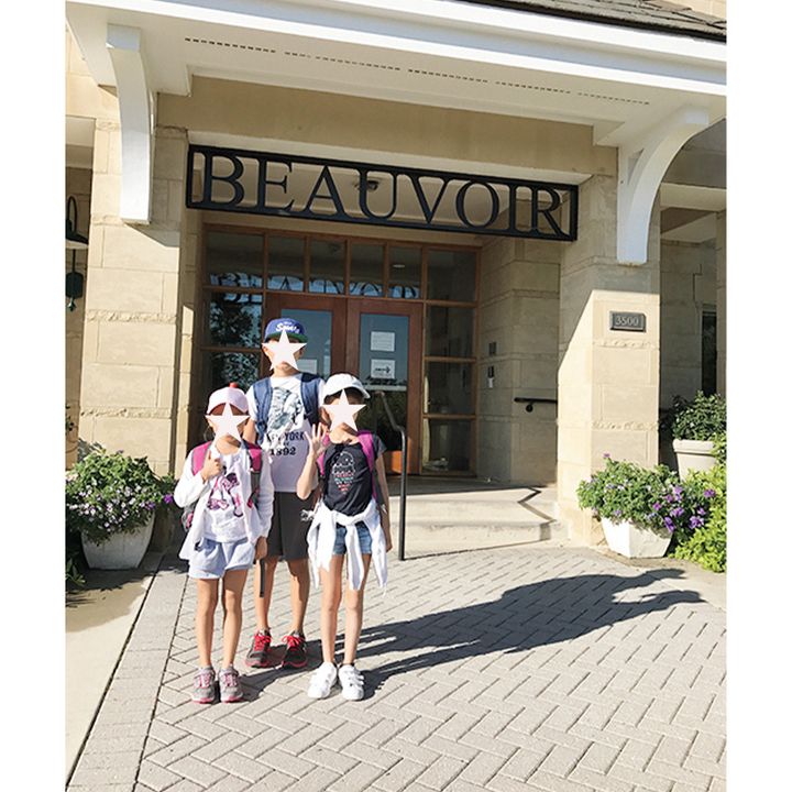 参加したサマーキャンプの学校の前で記念写真