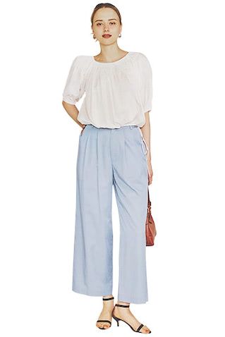 001 ☑ダブルタックのアイスブルー：ブラウスの甘さに寄り添いつつ冷静さも保てる聡明な色。■タックが効いたワイドストレートパンツ。ゆったりとした形でトップスのやさしい印象はそのままに、青の持つ冷たさでさりげなく引き締め。糖度高めのデザインも大人のかわいげに落ち着く。●ブルータックパンツ 14,300円／ビームス ライツ（ビームス 新宿） 白ブラウス 39,600円／マーレット（サザビーリーグ） バッグ 3,990円／MANGO（ロコンド） サンダル 48,400円／ネブローニ（フラッパーズ）