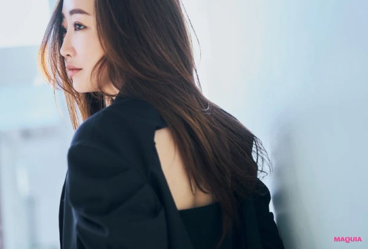 神崎 恵さん「毎日ハンサムモード」。女っぽさをあえて引き算するヘア&メイクのバランス術_5