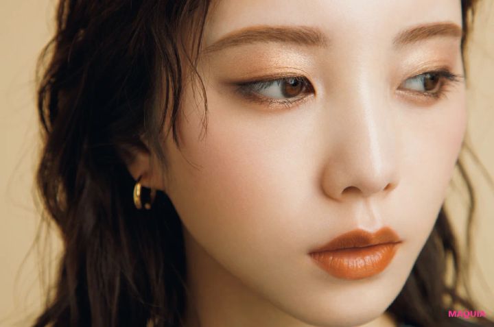 与田祐希さんが再現メイクに挑戦！ クリムトの名画『ユディトⅠ』の妖艶美は陰影×つやめく肌で_5