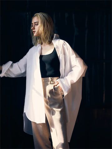 【まじめなシャツをふまじめにまとう】自由度の高い着方こそ大人びた配色で。タンクトップとリネンパンツという力の抜けた上下に、オーバーサイズの白シャツをラフに重ねる。素材やシルエットではラクしても、風格のある3色を選ぶことでねらいどおりの奥行きが完成。