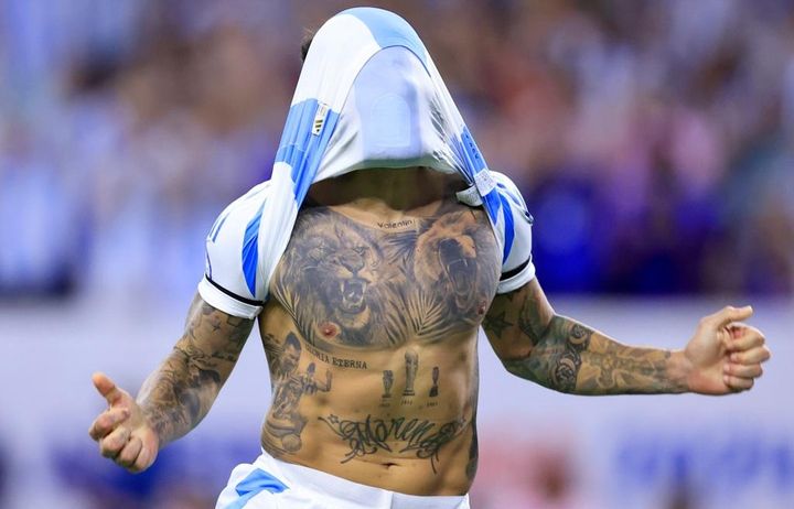 全身タトゥーだらけの37歳スター、ついに側頭部にも彫る！その『言葉』とは