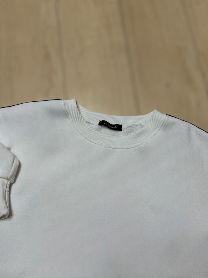 画像: 首元が開きすぎないクルーネック