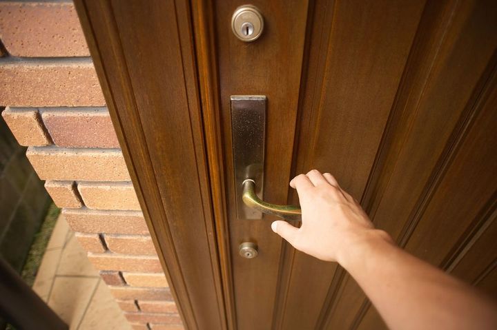 鍵が2つあるドア