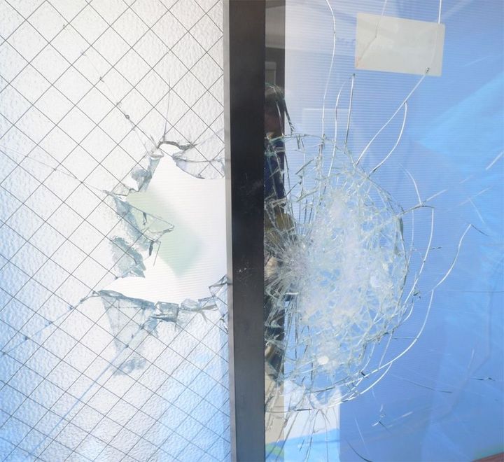 「網入りガラス」（左）と「防犯合わせガラス」の比較画像