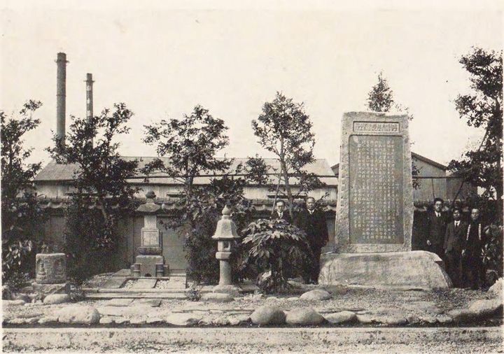 平賀源内の墓と石碑、1930年頃、東京