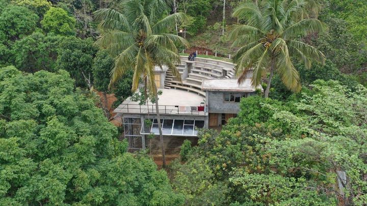 ジャングルの中に忽然と現れる扇形の現代的な建物がサヒヤンデ劇場だ