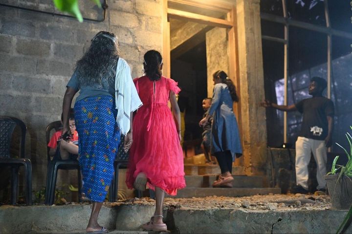 オシャレをして観劇にやってくる地元の人たち