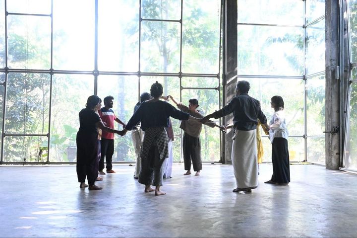 2025年1月、日印共同制作『羽衣』の稽古風景（中央左、後ろ向きがサトコさん）