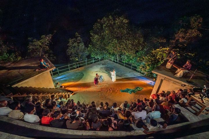 屋外劇場にあつまった観客