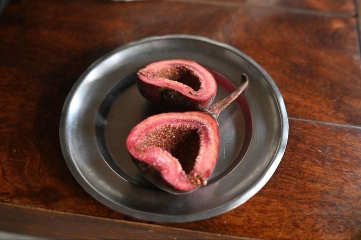 日本のいちじくと形は似ているが、酸味があって桃のような香りがした