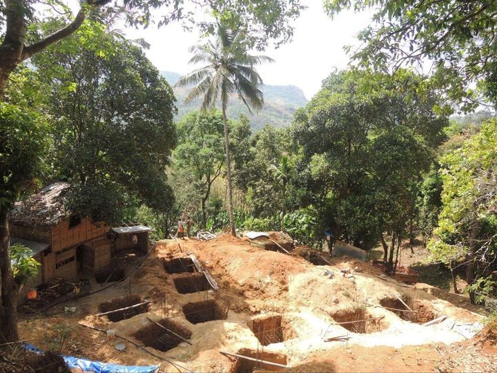 サヒヤンデ劇場の建設の様子。左にあるのがツリーハウスだ