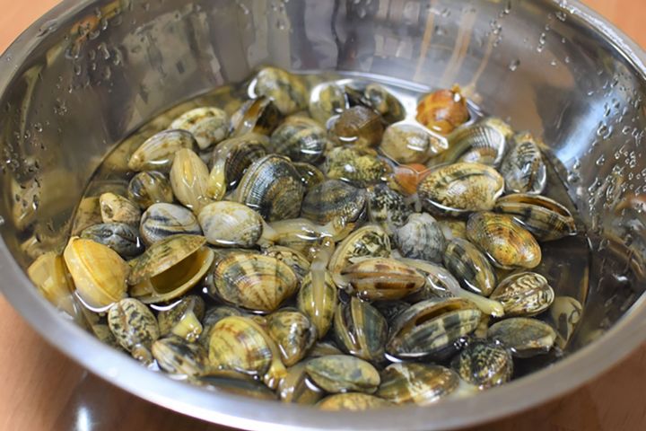 ▲砂抜きのコツは、アサリを塩水に深く浸しすぎないこと。