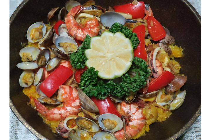 ▲ビタミンC豊富なパプリカやレモンを組み合わせたパエリアもおすすめの食べ方。