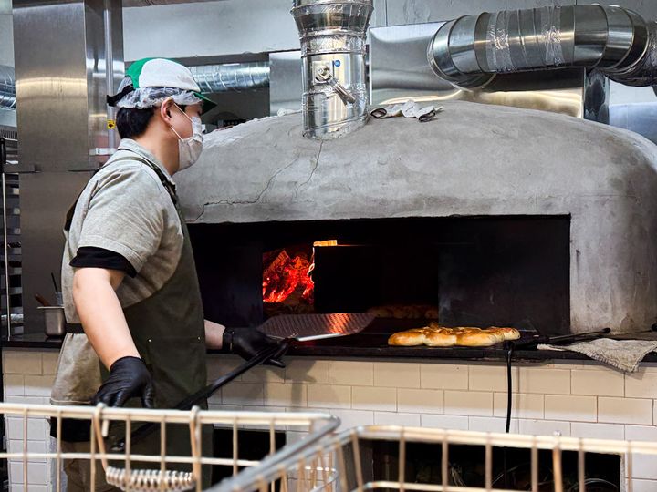 「コッキリベーグル」のベーグルが焼き上がる様子