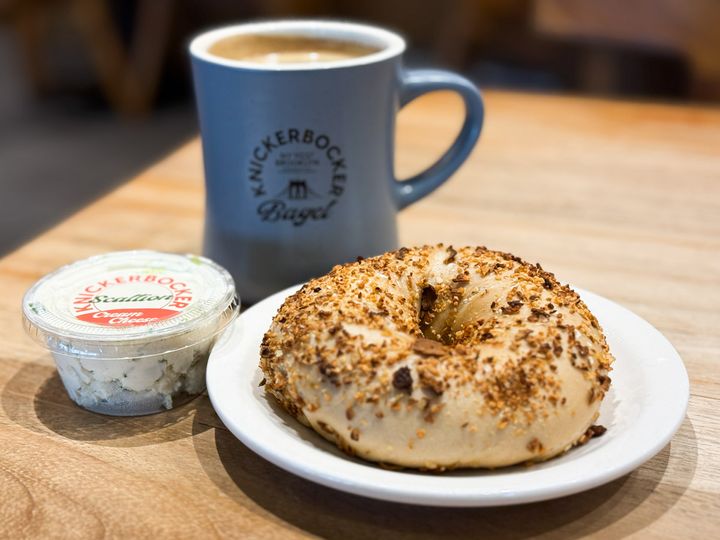 「ニコボコベーグル」の「ガーリックオニオン」と「ネギのクリームチーズ」