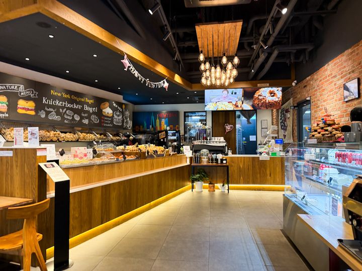 「ニコボコベーグル」の内観