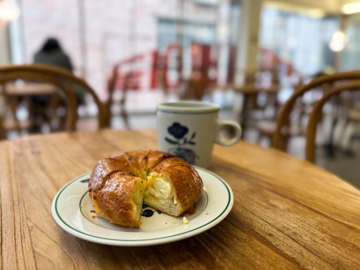 「コッキリベーグル」の内観とベーグル