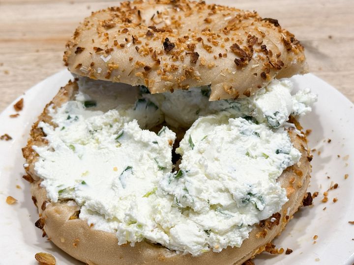 「ニコボコベーグル」の「ガーリックオニオン」と「ネギのクリームチーズ」