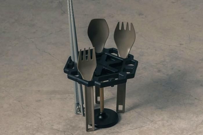 MIGRATRAILのGEOMETRIC PLATE LIVINGにカトラリーを立てているところ