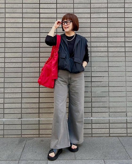 UNIQLO：Cのブラックの「フルジップベスト」×ドレープワイドフレアパンツ