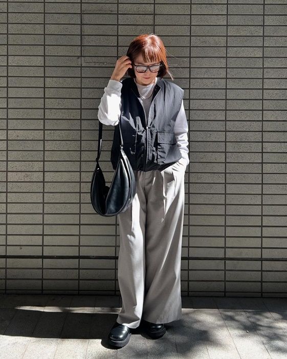 UNIQLO：Cのブラックの「フルジップベスト」×感動タックワイドパンツ