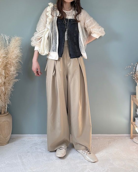 しまむらのアイボリーの「レース重ね短丈ブルゾン」×サイドリボンワイドパンツ