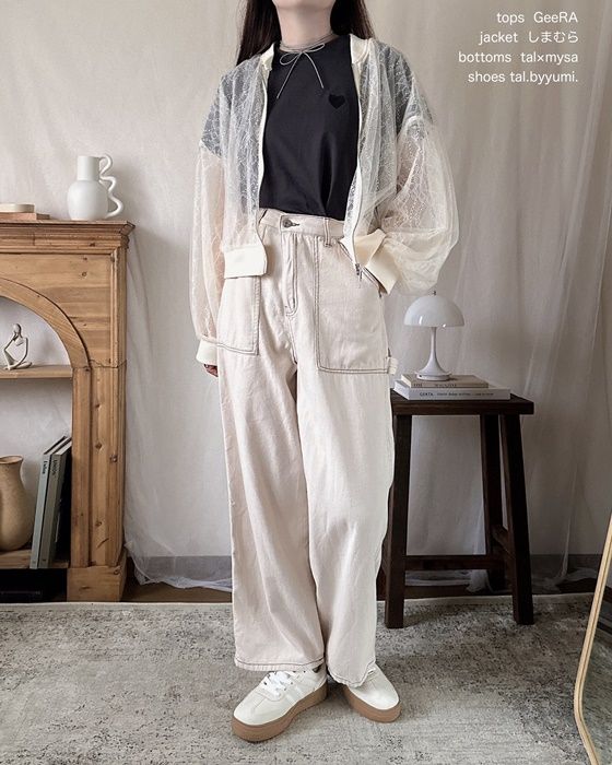 しまむらのアイボリーの「レース重ね短丈ブルゾン」×ペインターパンツ