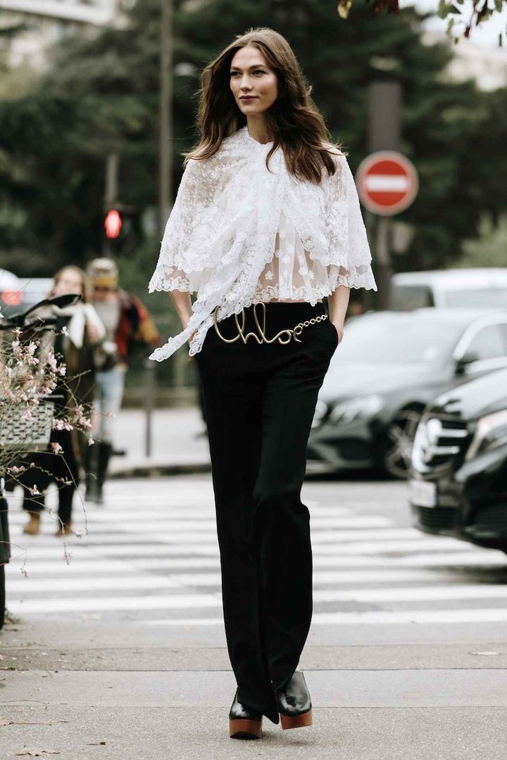 画像: ミニマルな黒パンツと合わせて余裕を醸す