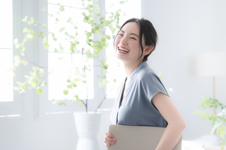 笑顔の女性会社員