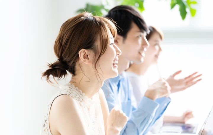 笑顔で会話する女性