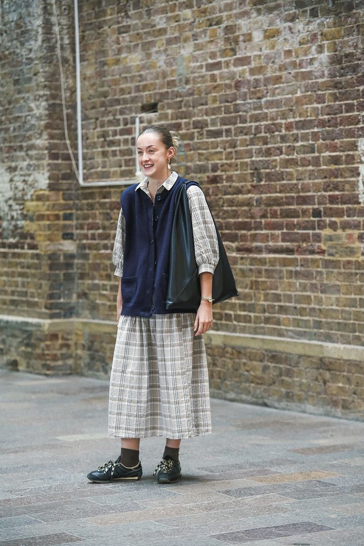 春から夏にかけてのファッションはお団子ヘアがよく似合う