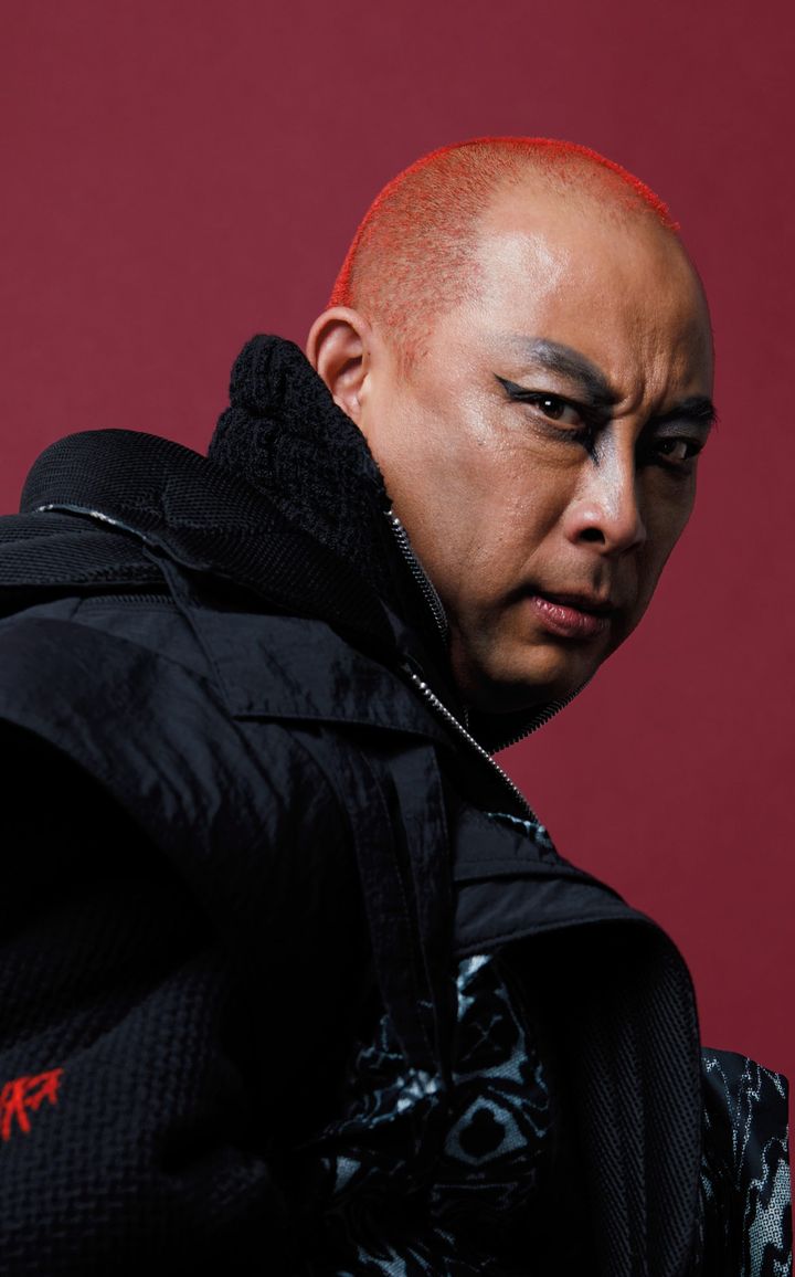 斬新なヘア＆メイクと、いつもとは雰囲気がまるで違う衣装に身を包み、照れ笑いを浮かべてカメラの前に立ったみちおさん。