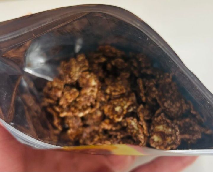 低脂質なナチュラルローソンの「食物繊維と鉄分が摂れるオートミールのチョコフレーク」