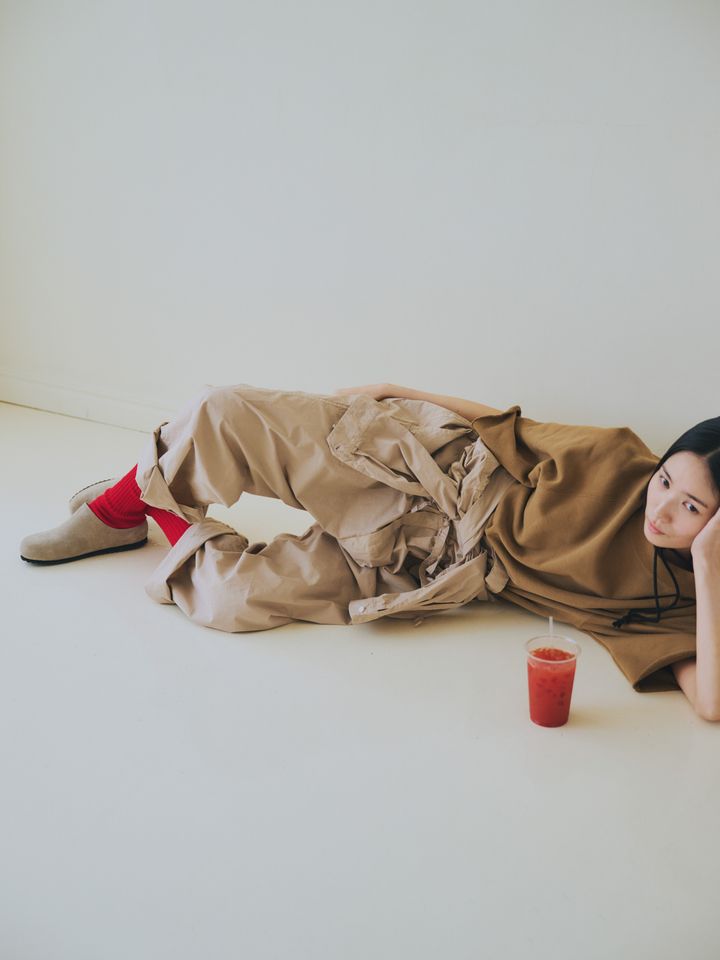 新しい春の季節、いつも通りのシンプルスタイルに小物で赤を足してみる。【ベージュ、時々赤①】