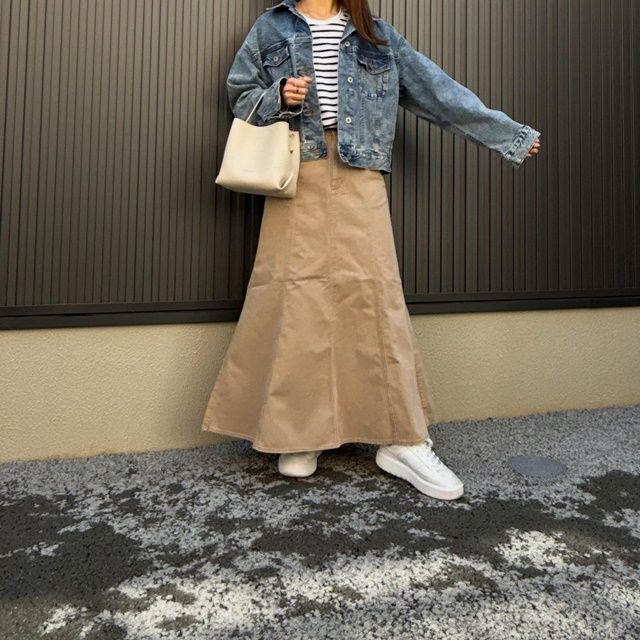 デニムジャケット×GUのベージュの「フレアマキシスカート」