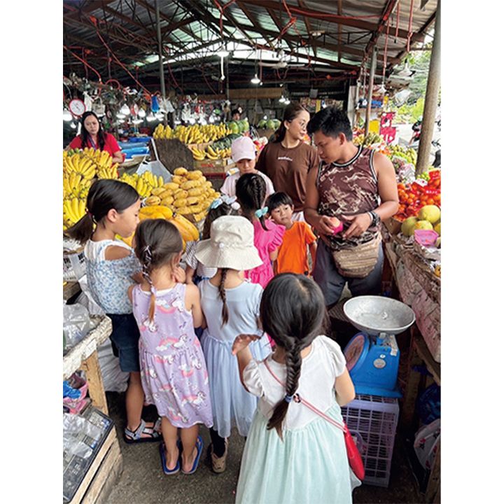 先生と市場に出かけた子どもたち