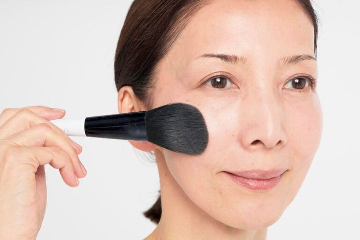 【2】強く押しつけず、フェザータッチでファンデをオン