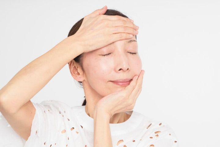 肌に密着させると崩れにくく。