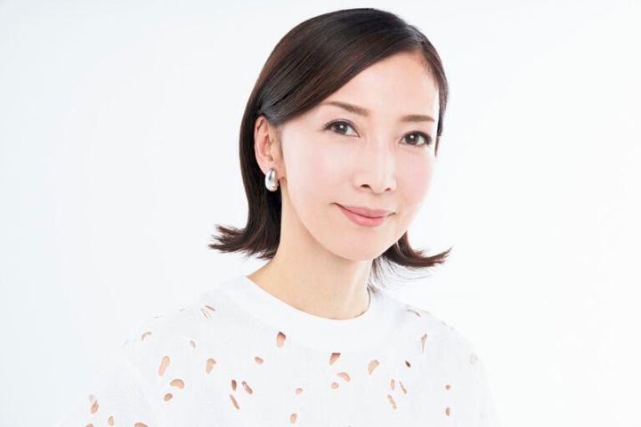 ブラウス¥47,300／エッフェ ビームス（ビームス ハウス 丸の内）、イヤリング¥6,300／アビステ