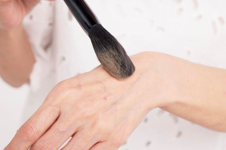 【1】軽やかにつくよう大きめのブラシを活用