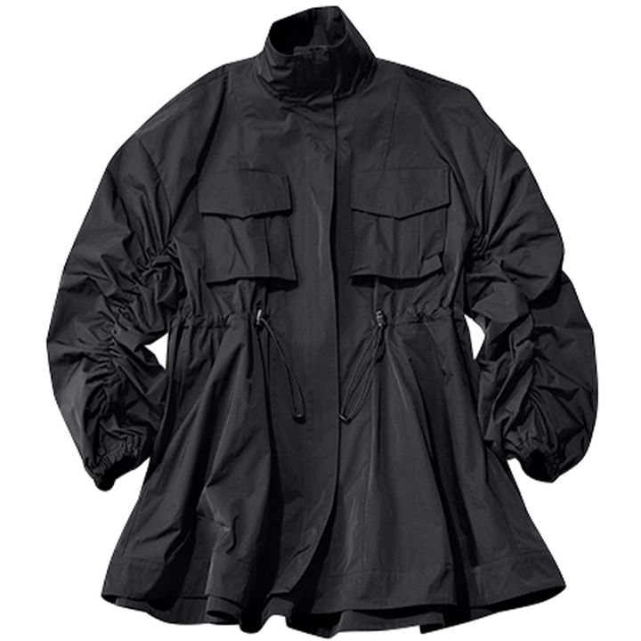 シーンレスに活躍するスタイリングの黒シャカシャカアウター