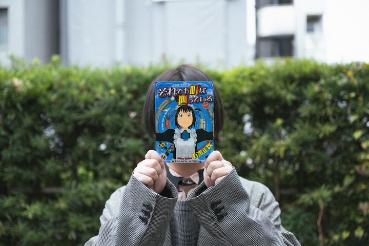  石黒正数『それでも町は廻っている』を持つ斉藤壮馬