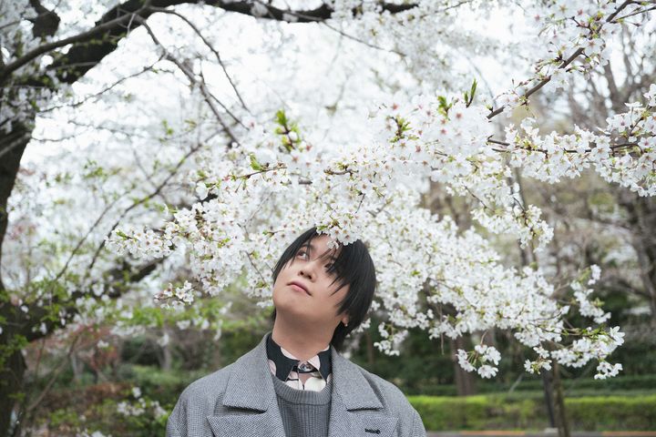 桜を見る斉藤壮馬
