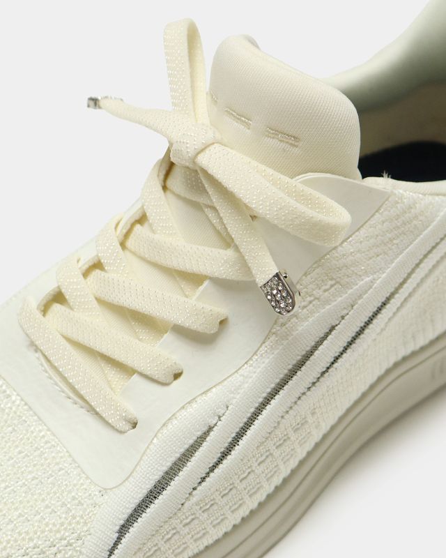 ニット素材を透かし編みし、トレンドのシアーディテールを採用