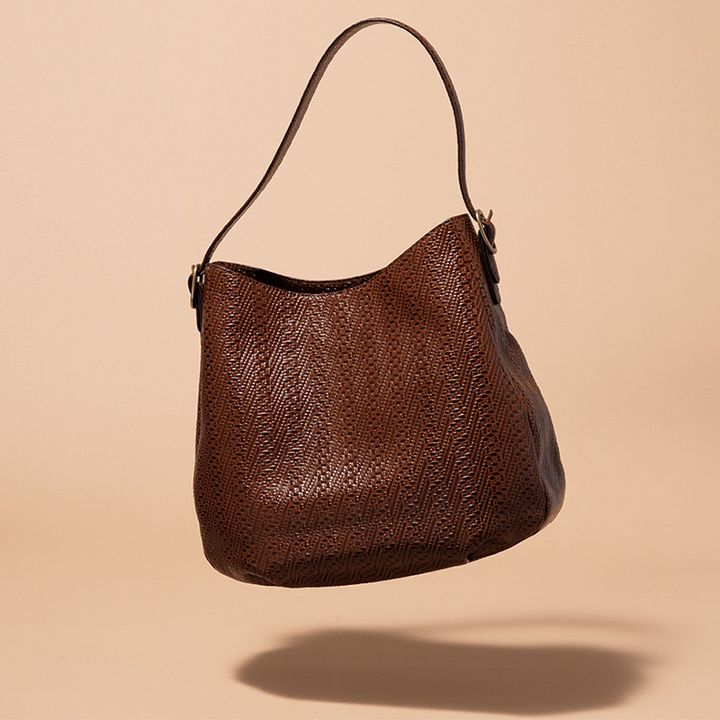 トゥティエの型押しレザーのブラウンバッグ