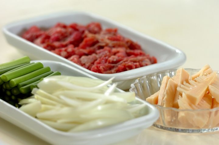 ご飯がすすむ！牛肉とニンニクの芽のオイスター炒めの下準備3